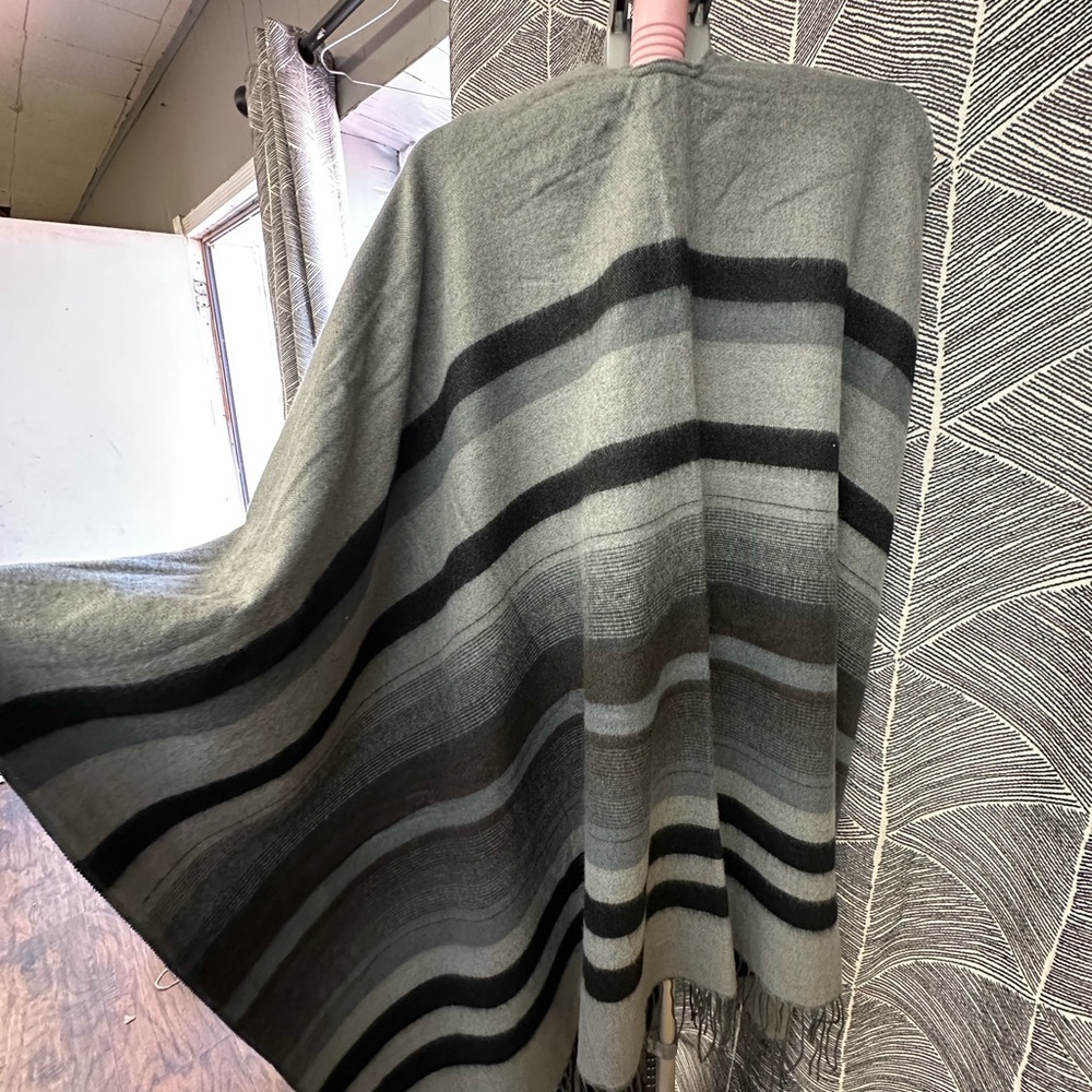 EINII Stylish Black and Gray Striped Poncho - Picture 9 of 9